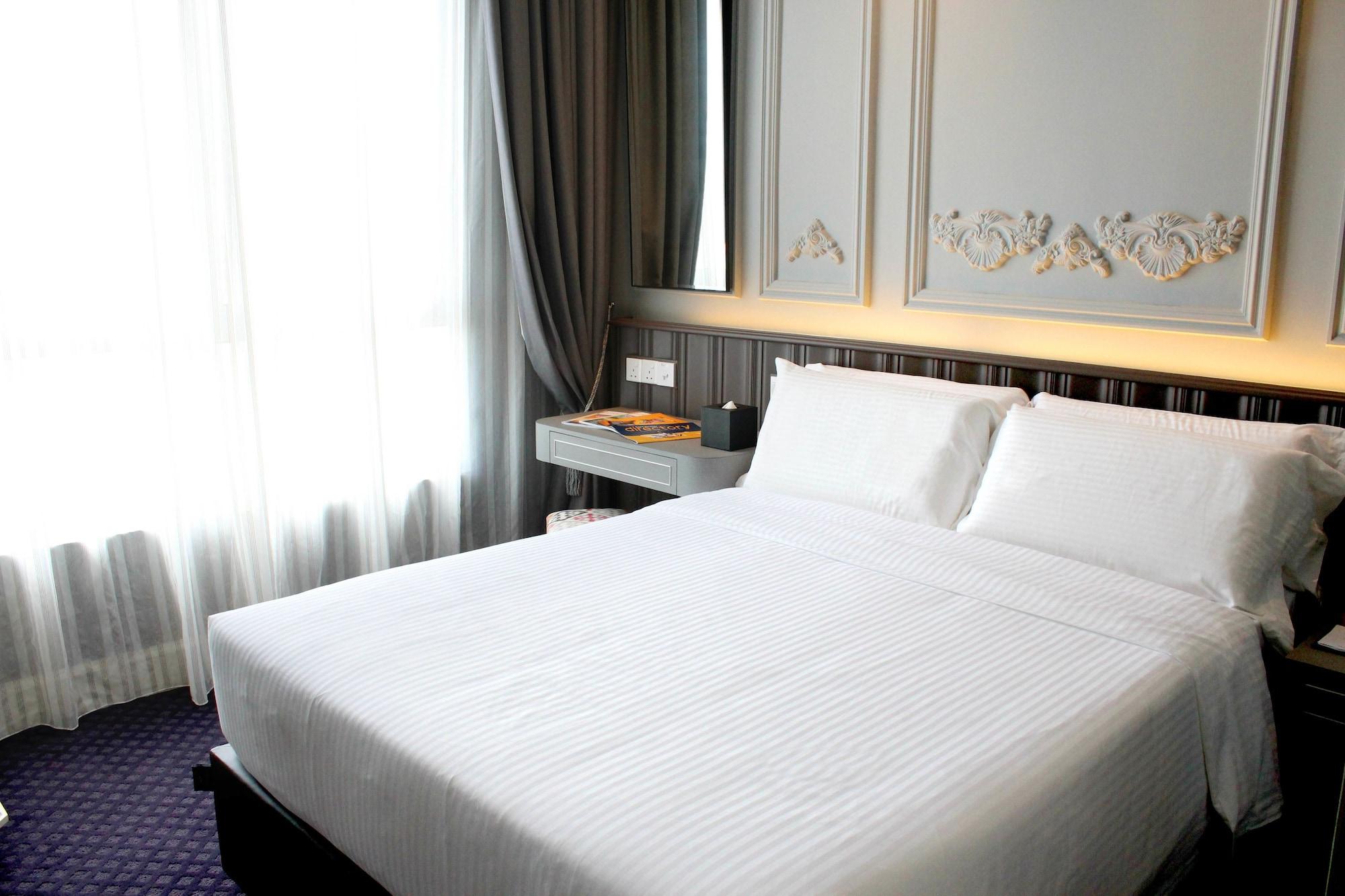 Hatten Place Melaka Extérieur photo A bed with white sheets