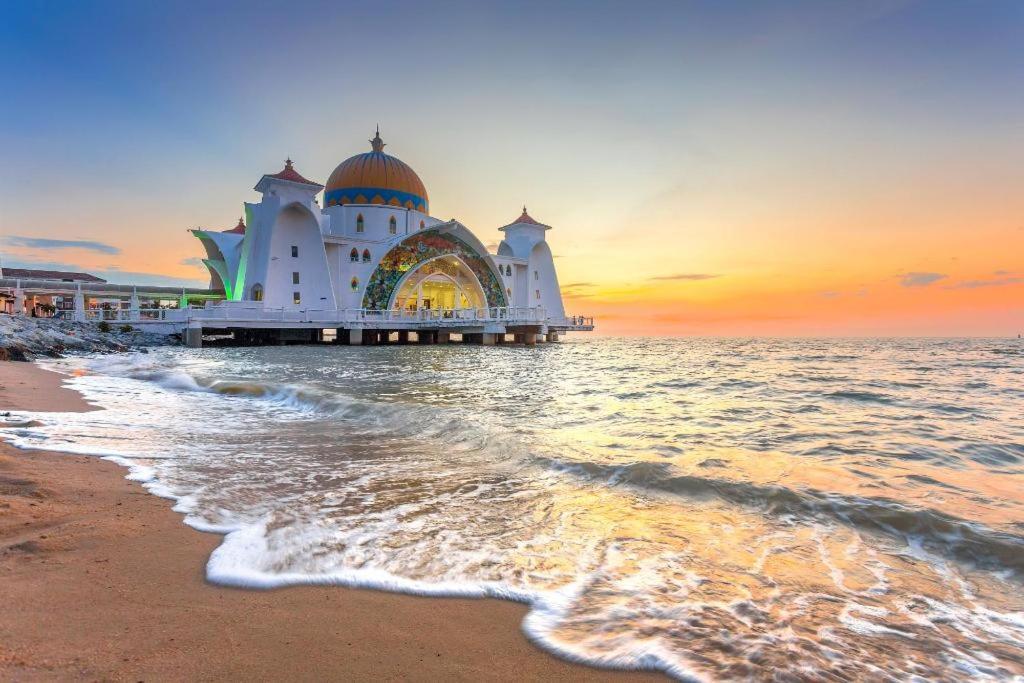 Hatten Place Melaka Extérieur photo The mosque at sunset