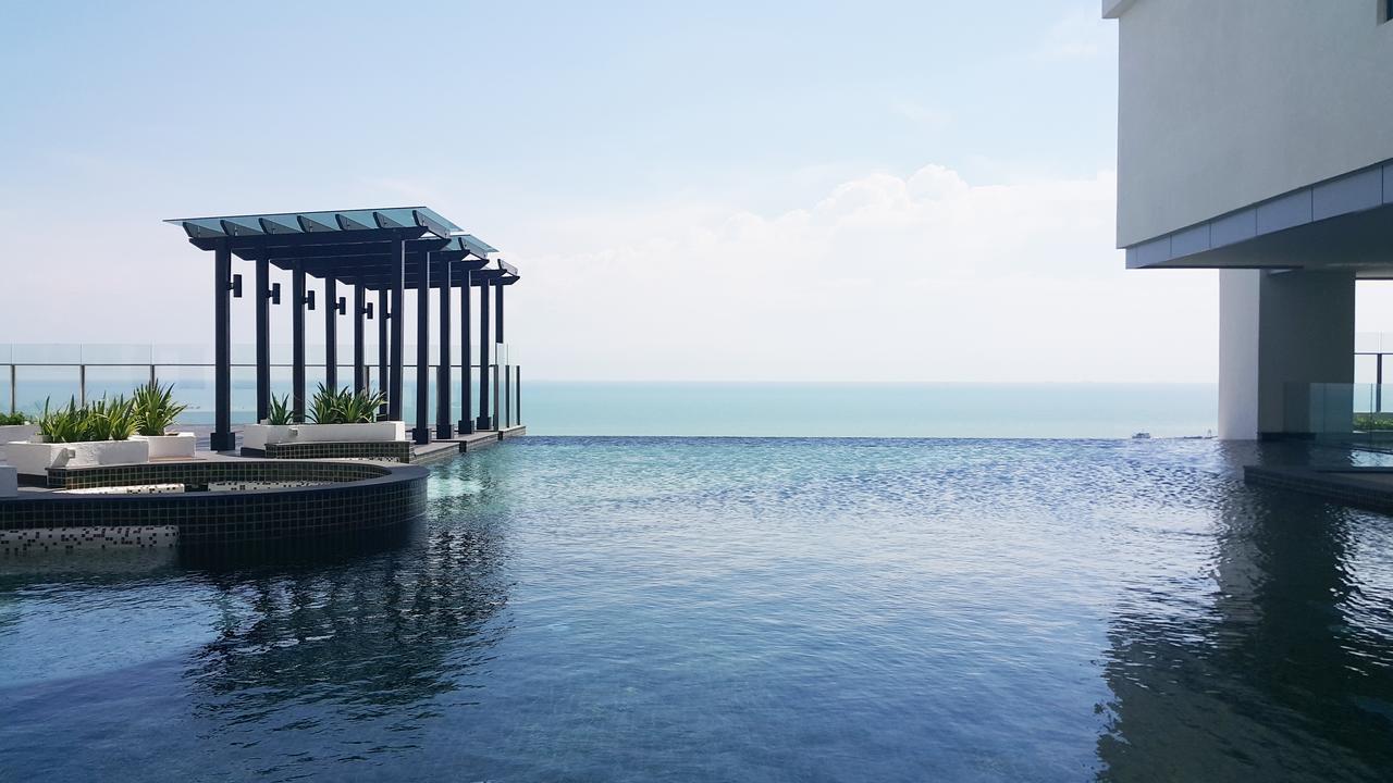 Hatten Place Melaka Extérieur photo Infinity pool at the 33rd floor of The View