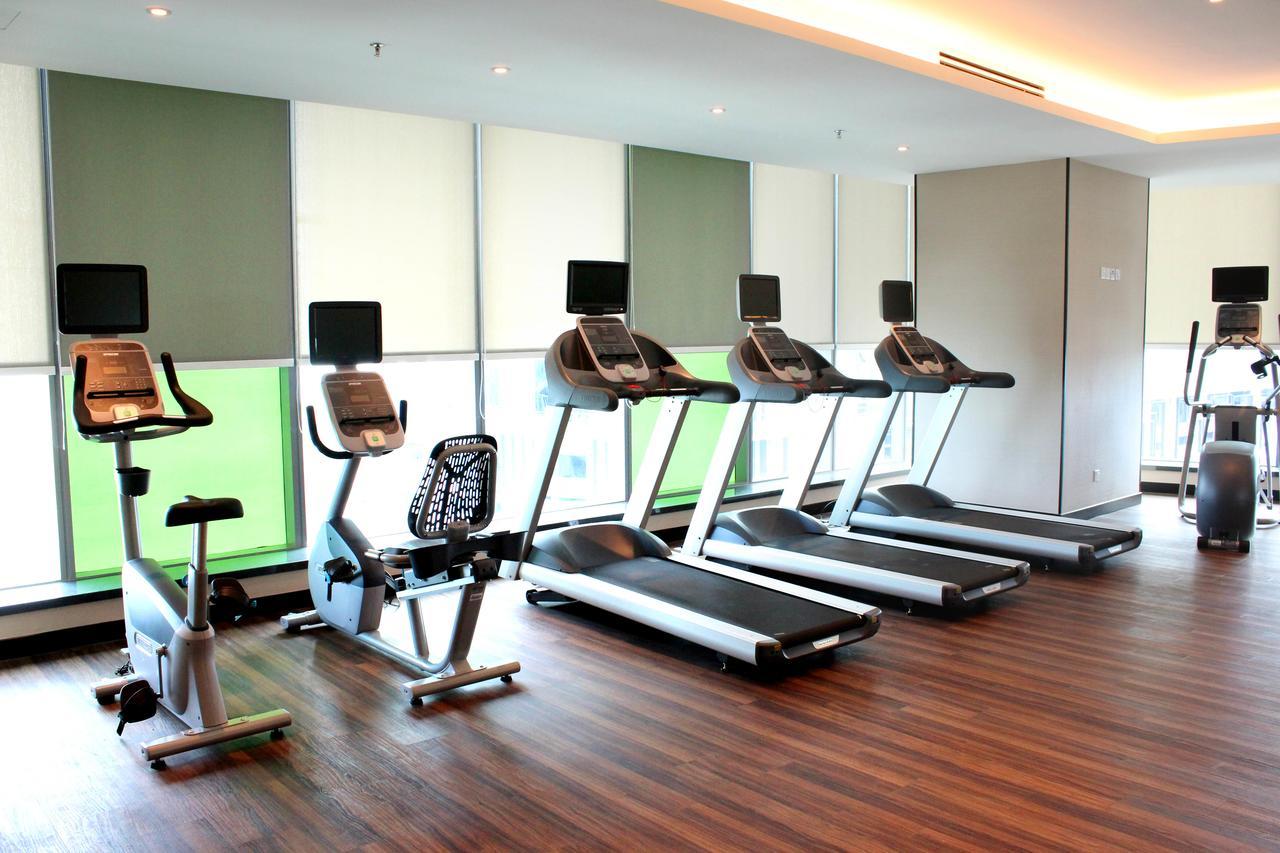 Hatten Place Melaka Extérieur photo A row of treadmills