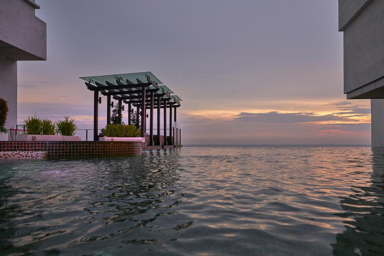 Hatten Place Melaka Extérieur photo Infinity pool at the 39th floor